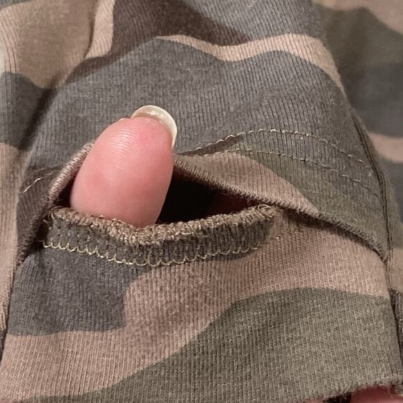 Chelsea DeBoer Sweatshirt Womens Large Camo Pullover Kangaroo Pocket Turtleneck - Picture 4 of 4